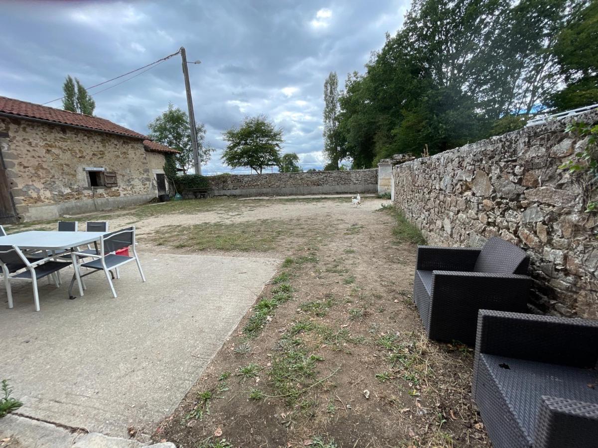 Ferme Gite Equestre En Charente Confolens Exterior foto