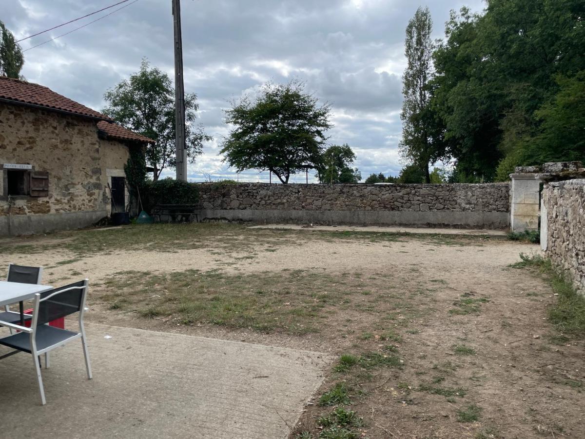 Ferme Gite Equestre En Charente Confolens Exterior foto