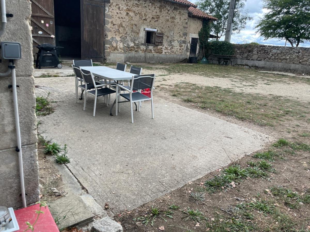 Ferme Gite Equestre En Charente Confolens Exterior foto