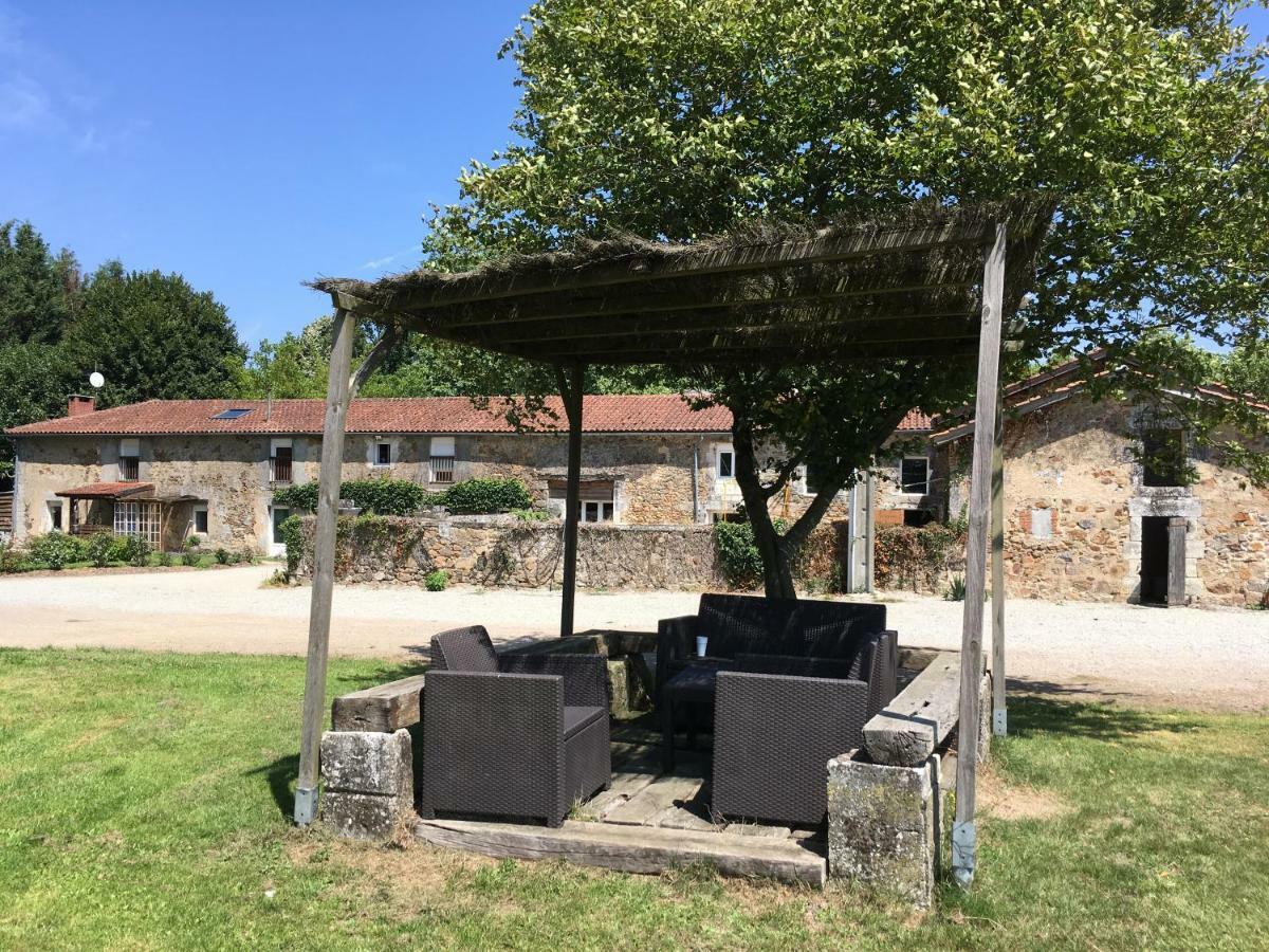 Ferme Gite Equestre En Charente Confolens Exterior foto